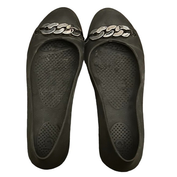 Croc flats in size 8 women’s with silver hardware. In great pre-owned condition - Picture 2 of 3